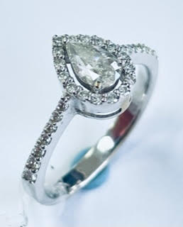 טבעת אירוסין משובצת יהלומים טבעיים סה"כ 0.73 קראט בעיצוב זהב לבן 18K